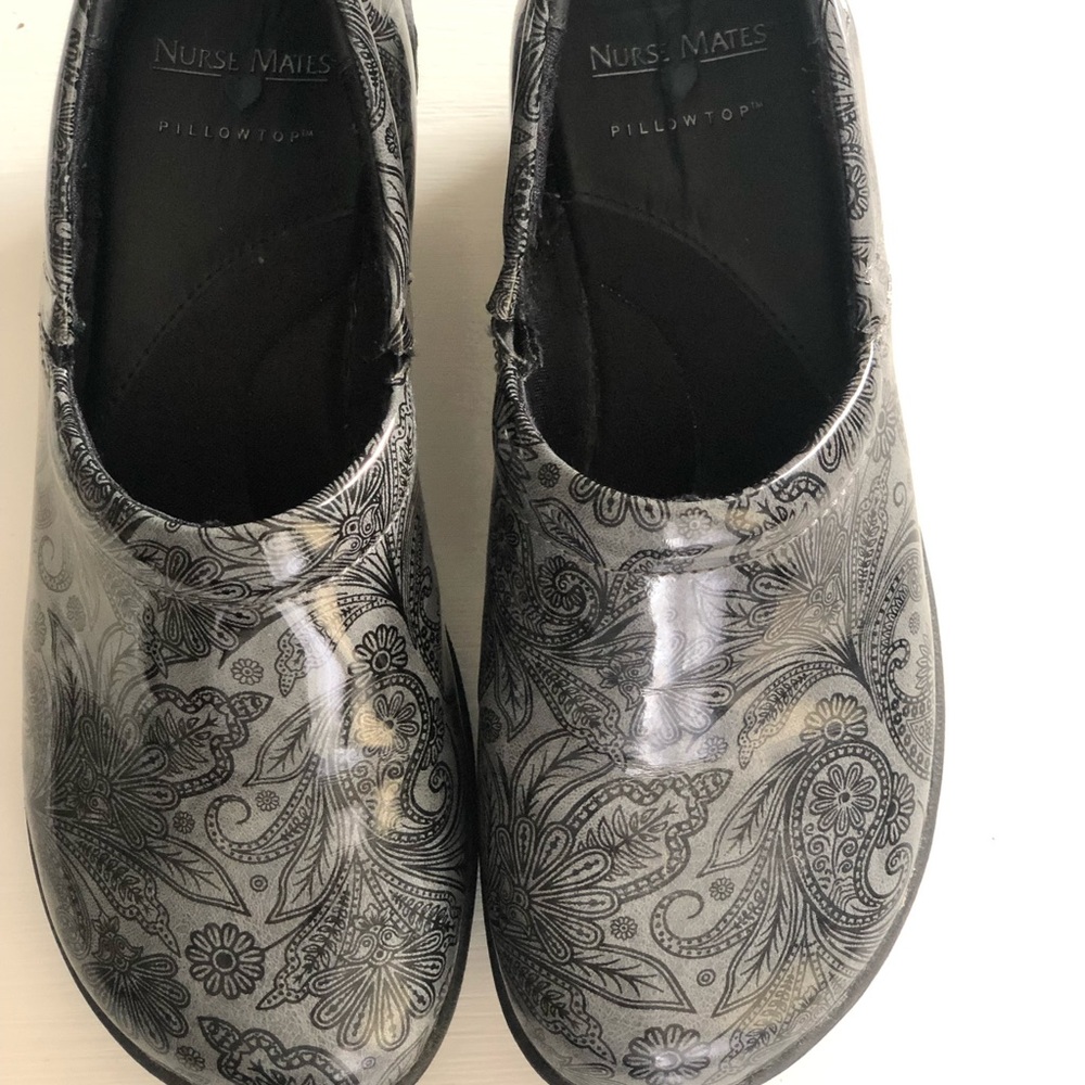 Nurse Mates pillow top shoes ( like new )